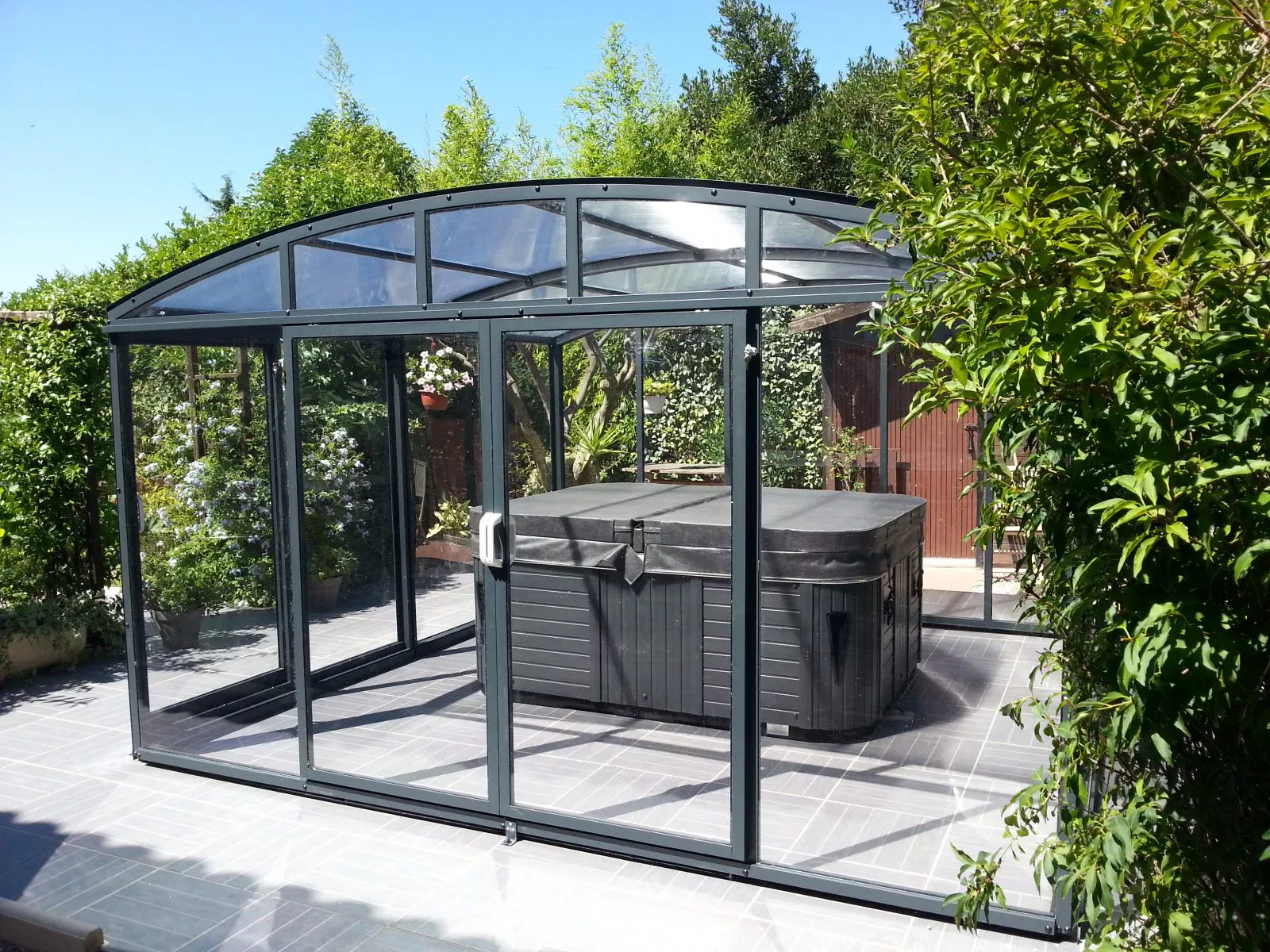 Abri spa jacuzzi sur mesure aluminium — fabricant Gard Hérault Vaucluse